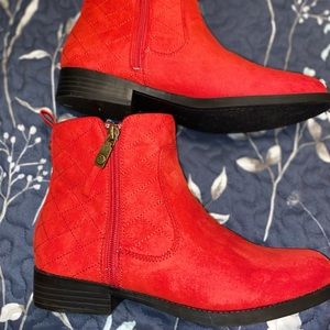 Red Daisy Fuentes short length boots
